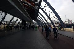 Amsterdam. Beeindruckender Bahnhof mit Wasseranschluß